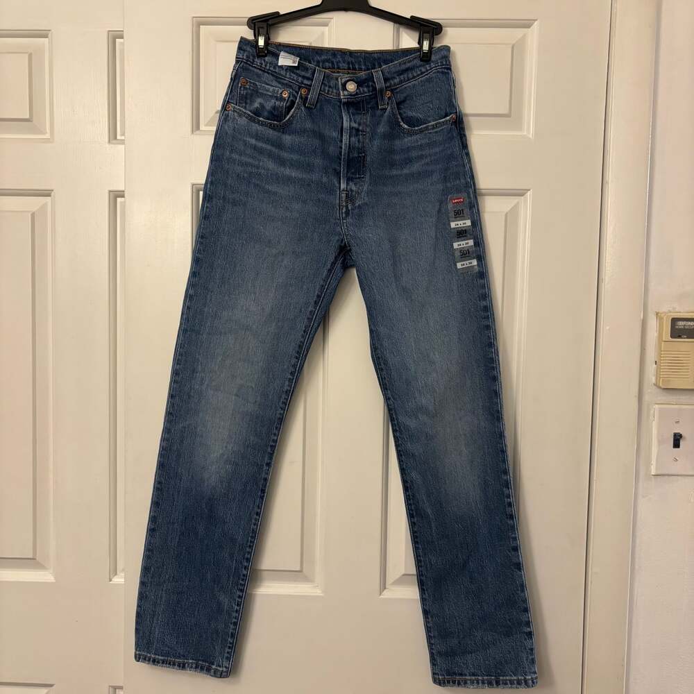 Levi's Straight Leg Jeans in Medium Blue Wash
